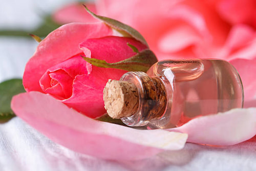 گلاب شفاف با طعم لطیف و عطر آرام بخش